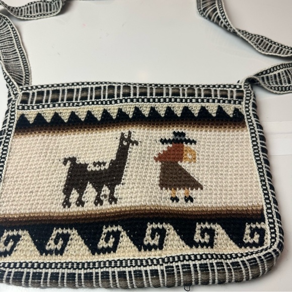 Apaza Alpaca Handmade Woven Llama Pattern Shoulder Bag - Picture 2 of 6